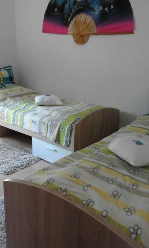 two beds sitting next to each other in a bedroom at Wikingerstadt 1 in Schleswig