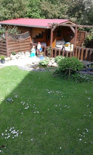 a yard with a house with a fence and a yard sidx sidx sidx at Wikingerstadt 1 in Schleswig