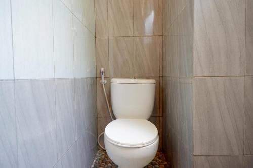 Ένα μπάνιο στο RedDoorz @ Kampoeng Etnik Kebumen 2