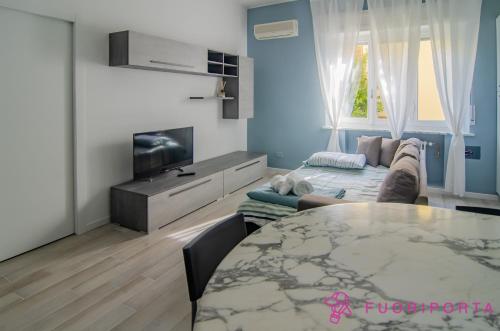 una sala de estar con una mesa y un sofá en Residenza Bolzoni Avio, en Parma