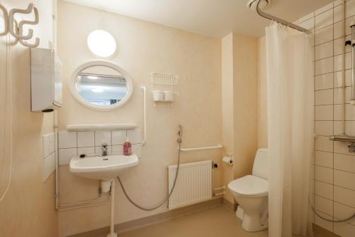 Kylpyhuone majoituspaikassa Budget Hotel Easystay