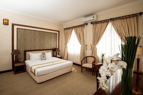 Giường trong phòng chung tại Palace Hotel