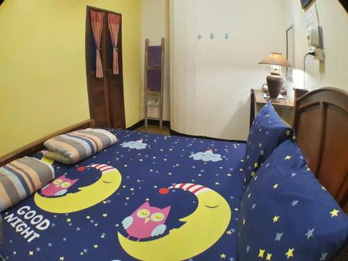 เตียงในห้องที่ Muster Guesthouse