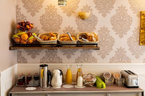 Hotel Henri IV tesisinde konuklar için mevcut kahvaltı seçenekleri