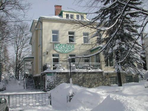 un edificio con un cartel en la nieve en Tuberoza, en Zakopane