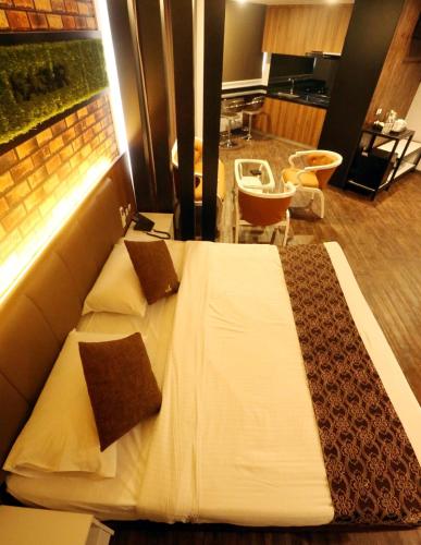 a bedroom with a large bed in a room at Golden Nasmir Hotel in Bukit Mertajam