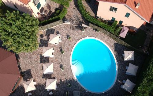 an overhead view of a swimming pool in a yard at esiloM Aparthotel in Cantalupo nel Sannio