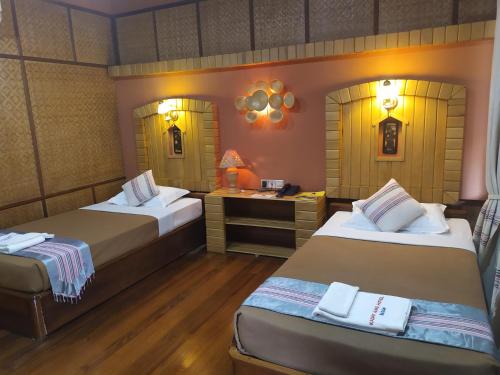
A bed or beds in a room at Kaday Aung Hotel
