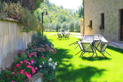 a group of tables and chairs in a yard at Antica Fonte in Assisi