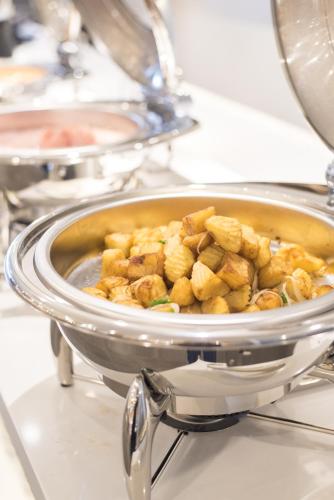 バンコクにあるMadison Bangkok Hotelのコンロの上の鍋に入った食べ物