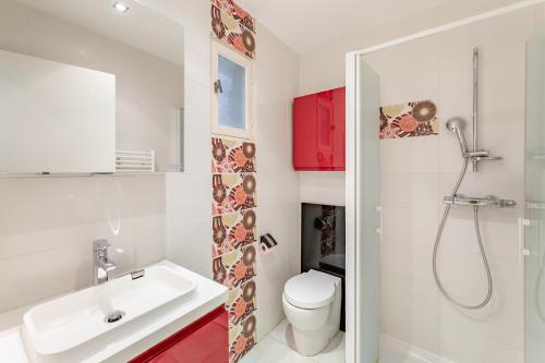 Un baño con lavabo, inodoro y ducha. en Le Club par Dodo-a-Cassis, en Cassis