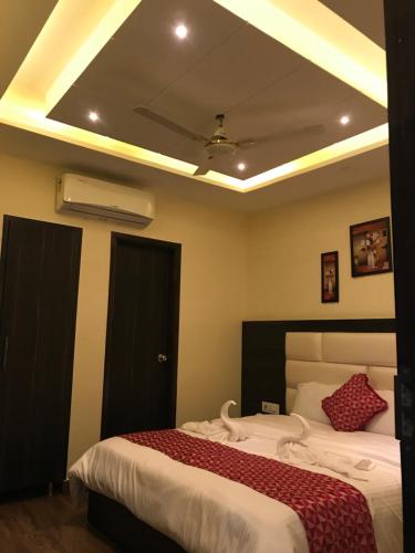 Ein Bett oder Betten in einem Zimmer der Unterkunft Hotel Kabir Residency