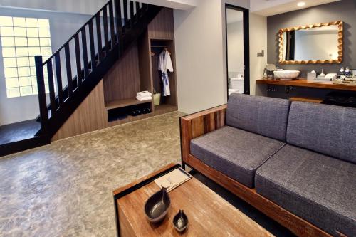 sala de estar con sofá y lavamanos en Deevana Krabi Resort - SHA Extra Plus en Ao Nang Beach