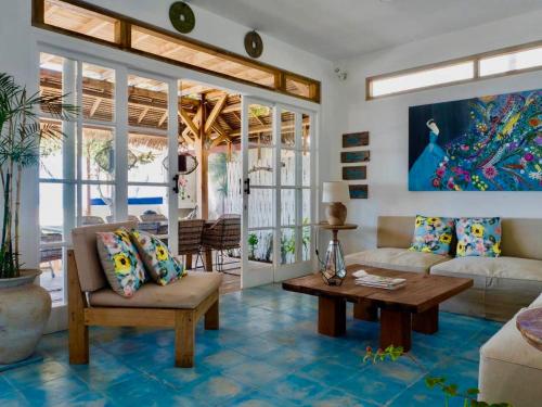 Ein Sitzbereich in der Unterkunft Serenity Luxurious Beachfront Villa & Spa with private Infinity Pool, 8 Guests