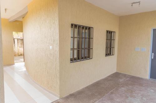 an empty room with two windows on the wall at Appartement F4 Climatisé RDC à Totsi près de la maison ADEBAYOR in Lomé
