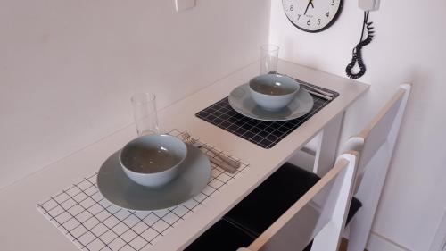 uma mesa com duas chávenas e pratos em Estudio Alto da Boa Vista em São Paulo