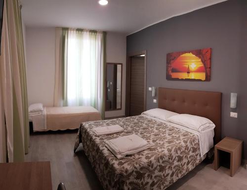 een hotelkamer met een bed en een tafel bij Hotel Oregon in Milaan