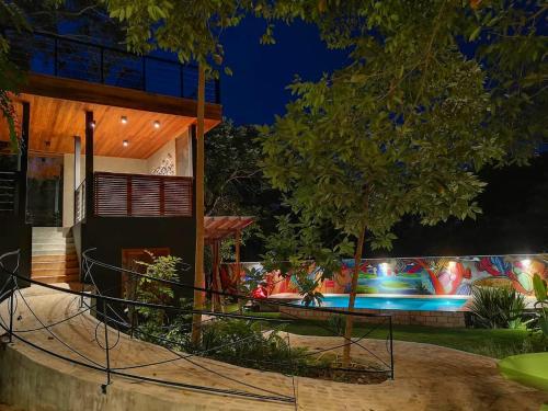 una casa con piscina por la noche en Casa Antônia - Pousada Boutique, en Lençóis
