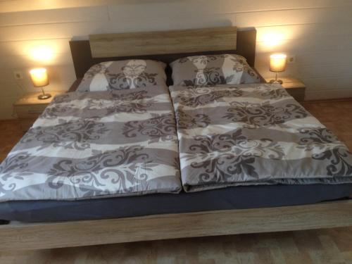 łóżko z dwoma poduszkami z dwoma lampami w obiekcie HeiSa w mieście Bitzen
