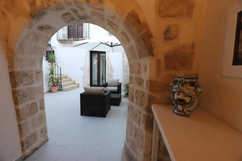 a hallway with an archway in a house at Italiana Resort Atrio in Siracusa