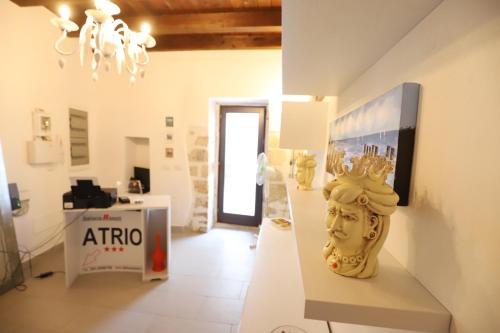 un museo con una estatua de una cabeza en una pared en Italiana Resort Atrio, en Siracusa