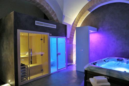 ein Bad mit einer großen Badewanne in einem Zimmer in der Unterkunft Anna & Salvo's House in Marsala