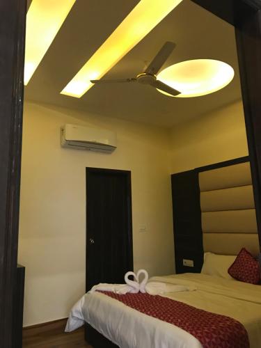 Ein Bett oder Betten in einem Zimmer der Unterkunft Hotel Kabir Residency