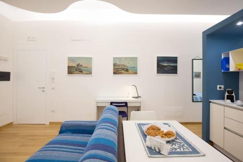 salon z kanapą i stołem w obiekcie Pisacane Loft w mieście Salerno