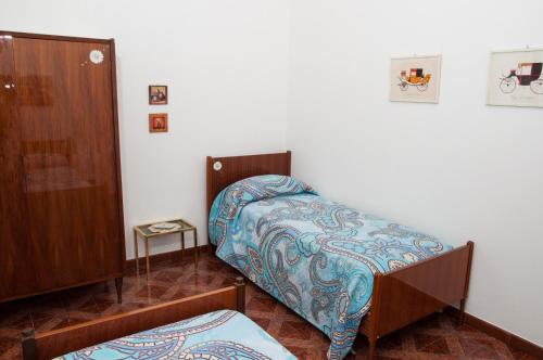 um quarto com 2 camas e um armário em Casa Vacanze Alice em Garzeno