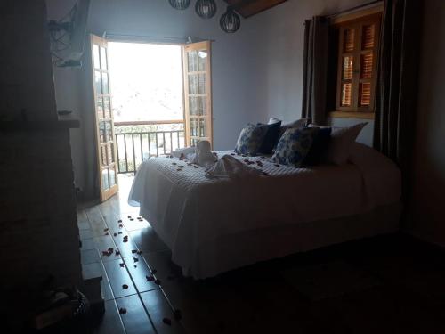 Giường trong phòng chung tại Chalé Safira