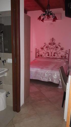 a pink bedroom with a bed and a sink at Villa Masullo in Mercogliano