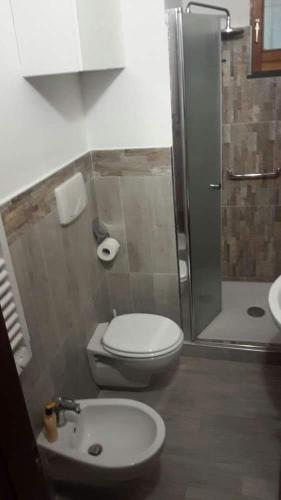 a bathroom with a toilet and a shower and a sink at Villa Masullo in Mercogliano