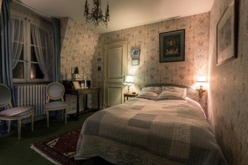 a bedroom with a bed and a table and chairs at Le Kino Panorama in Vic-sur-Cère