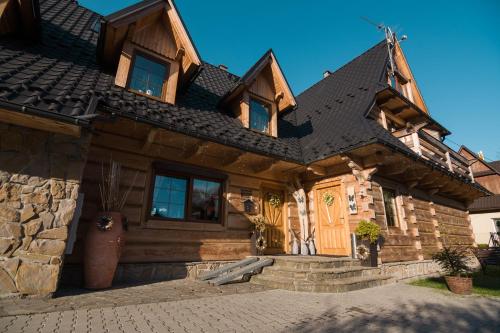 ザコパネにあるWilla Regionalna Kosołkaの黒屋根の木造家屋