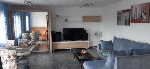 sala de estar con sofá y TV en Apartment Alicante, en Alicante