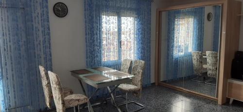 Habitación con mesa, sillas y espejo. en Apartment Alicante, en Alicante
