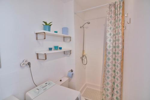 une salle de bain blanche avec douche et toilettes dans l'établissement Studio Carnon loggia au soleil et la mer à 2 pas, à Mauguio