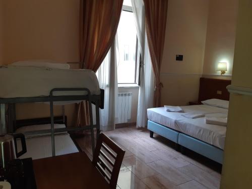 sypialnia z 2 łóżkami piętrowymi i oknem w obiekcie Hotel Aristotele w Rzymie
