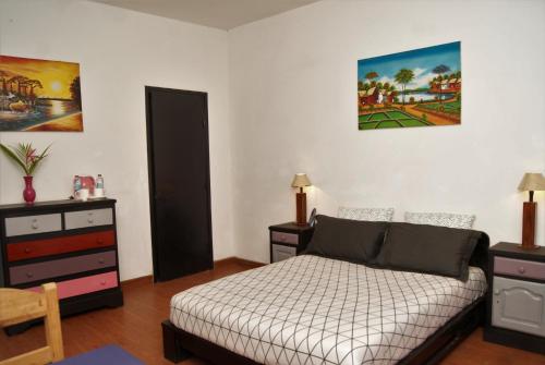 Een bed of bedden in een kamer bij Villa Mahefa - WIFI - Canal Plus - Terrasse & Jardin
