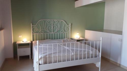 1 dormitorio con 1 cama blanca y 2 mesitas de noche en ALLOGGI DEL SOLE, en Polignano a Mare