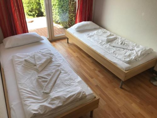 2 camas individuales en una habitación con ventana en Fewo Ostseetraum, en Kühlungsborn