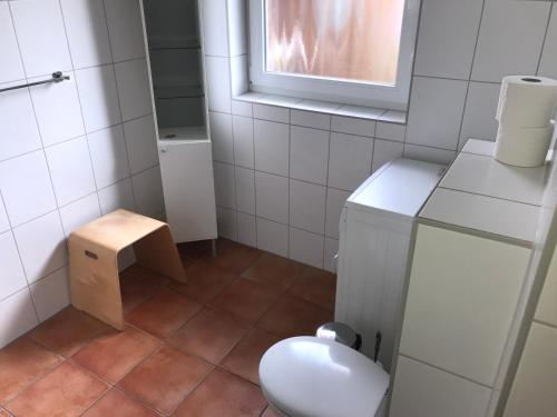 屈赫隆斯博爾恩的住宿－Fewo Ostseetraum，一间带卫生间和窗户的小浴室