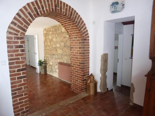 an archway in a room with a brick wall at Monte da Cascalheirinha in Santo André
