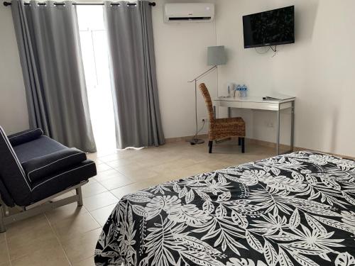 1 dormitorio con cama, escritorio y silla en Hostal Casa Michaels, en Móra d'Ebre