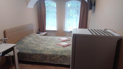 Tempat tidur dalam kamar di Varshavsky Guest House
