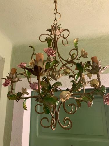 a chandelier with flowers hanging from a ceiling at Il Giardino Segreto Arona, Charming Apartments in Arona