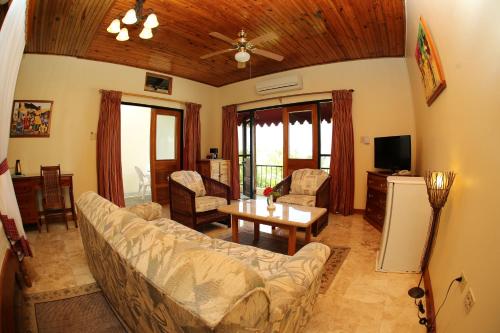 - un salon avec un canapé et une table dans l'établissement Charela Inn, à Negril