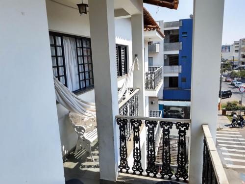 Rõdu või terrass majutusasutuses Hostel da Moda