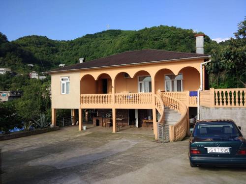 een huis met een terras en een auto geparkeerd aan de voorkant bij House Anna in Gonio