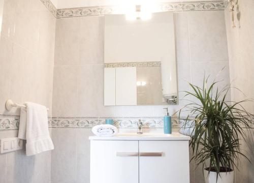 een badkamer met een wastafel en een spiegel bij Steps to the beach!!! in Santa Cruz de Tenerife